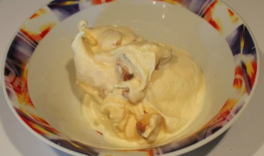 Glace vanille aux noix de macadamia caramélisées et coulis de caramel au beurre salé
