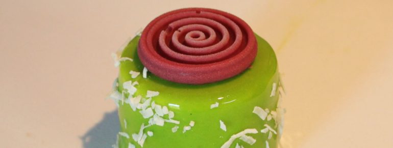 Entremets griotte, citron vert et coco