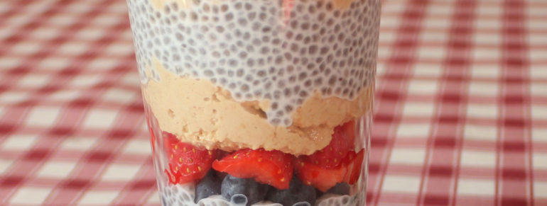 Chia Pudding à la crème de noix de cajou au citron et myrtilles/fraises