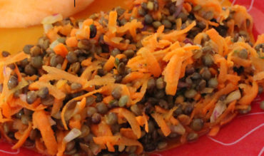 Salade de carottes râpées aux lentilles, sauce au curry