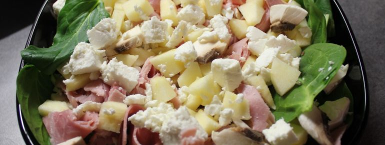 Salade de pousses d’épinard, pomme, champignons et féta