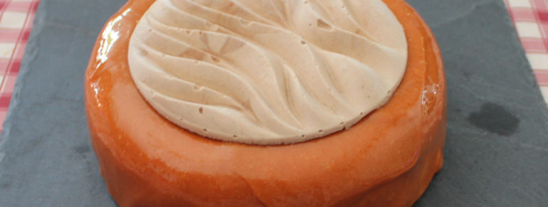 Entremets chocolat au lait et caramel exotique, biscuit madeleine à la cannelle