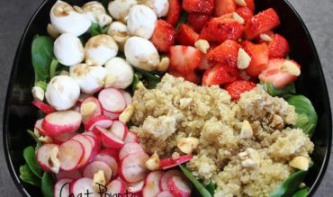 Salade sucrée-salée quinoa, radis, fraises et mozzarella