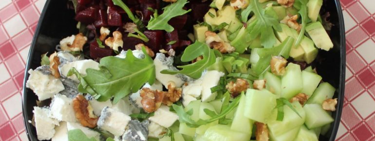 Salade de betterave, avocat, chèvre, concombre et noix