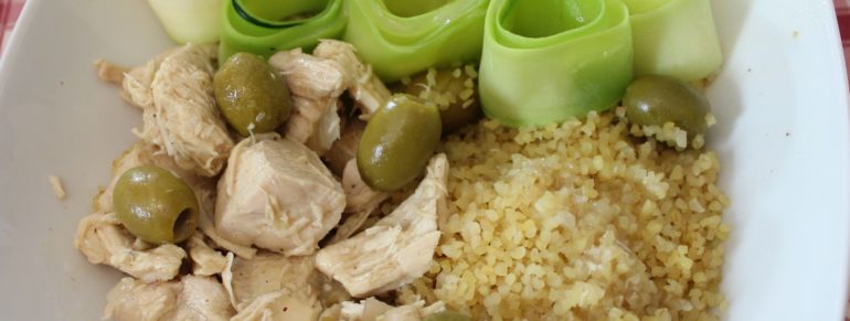 Poulet au citron et olives, boulgour et tagliatelles de courgettes