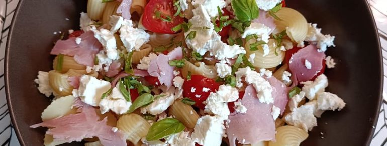 Salade de pâtes au jambon, féta et basilic