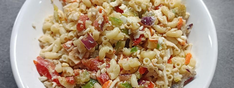Salade de pâtes, surimi et poivrons